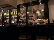 Yanni's