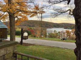 Hopkins Inn Of Lake Waramaug