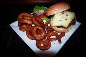 Momo's Sports And Grill