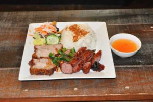 Cuốn Vietnamese Street Food